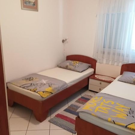 Apartmani Ana Vir Ngoại thất bức ảnh