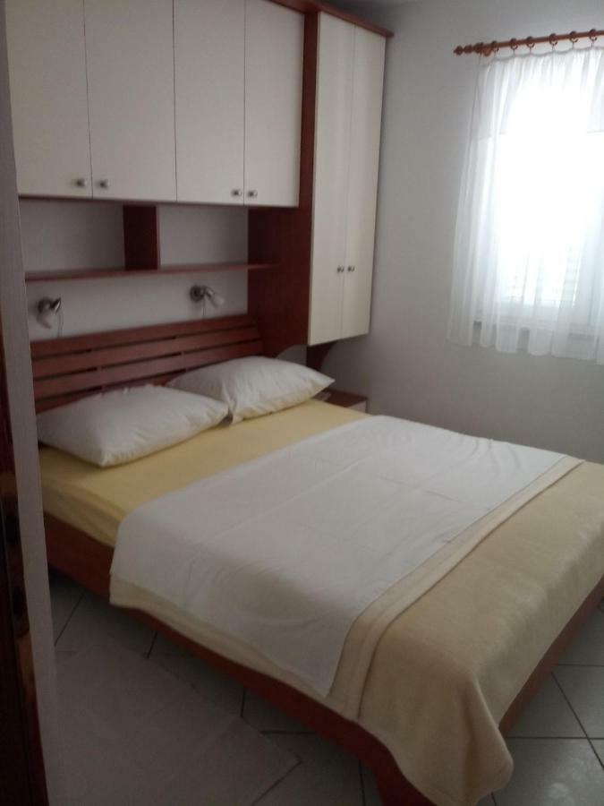 Apartmani Ana Vir Ngoại thất bức ảnh