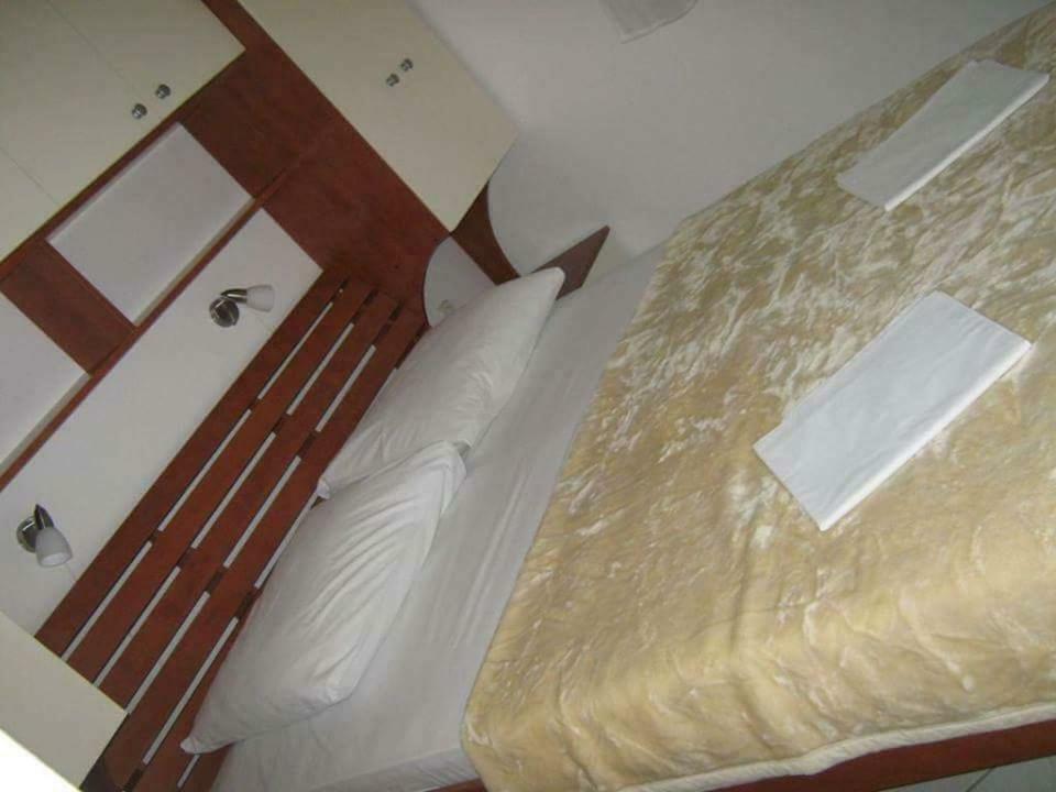 Apartmani Ana Vir Ngoại thất bức ảnh